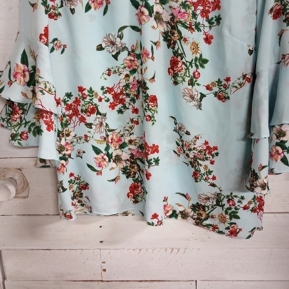 Floral Print Bell Sleeve Top - Picture 6 of 11